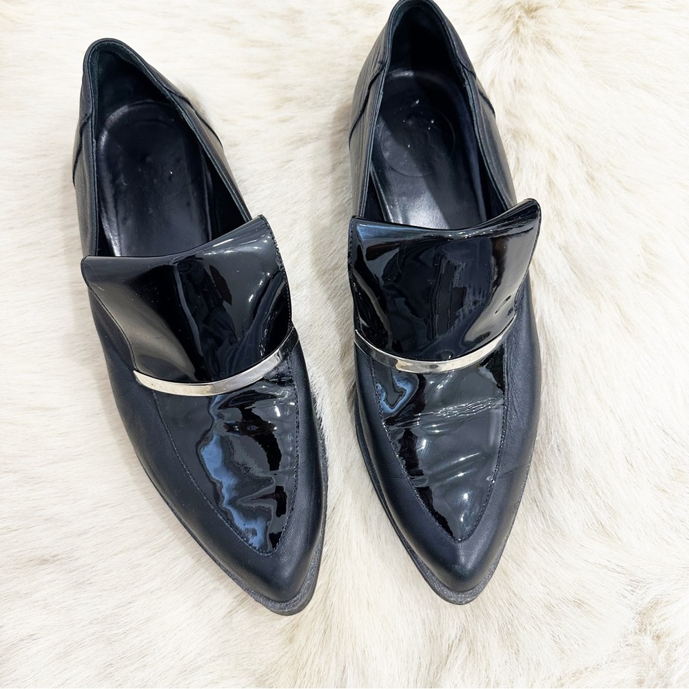 Chic Beau Coops pointy loafers with patent detailing. Size 39.